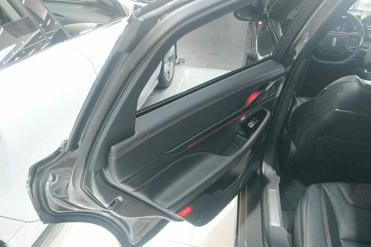 Used Lincoln Z 2022 Facelift iCool Luxury Edition Interior 8