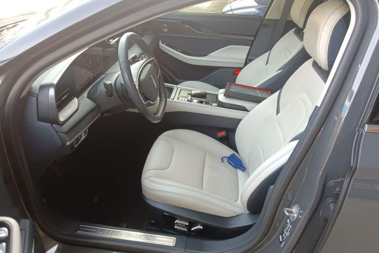 Used Lincoln Z 2022 iEnjoy Luxury Edition Left Front Seat