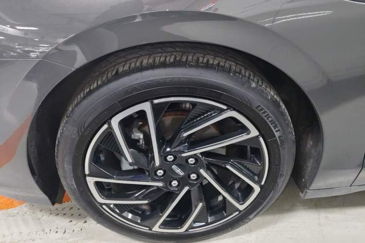 Used Lincoln Z 2022 Facelift iCool Luxury Edition Left Front Wheel Hub