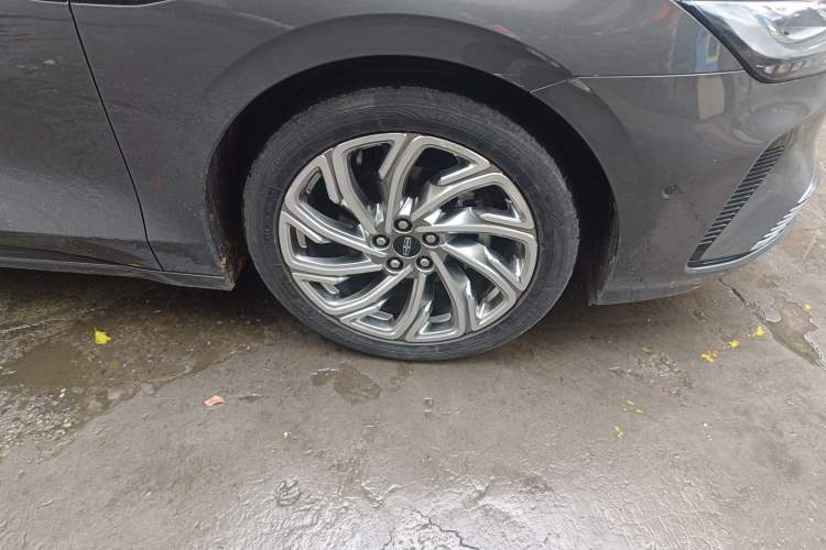 Used Lincoln Z 2022 iEnjoy Luxury Edition Right Front Wheel Hub