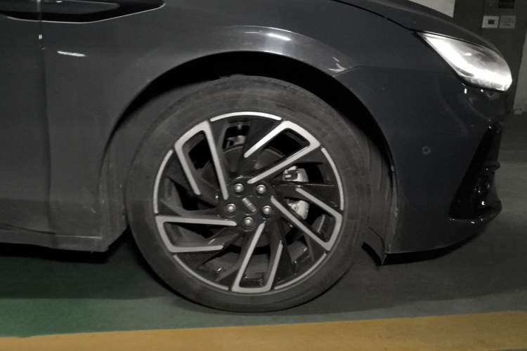 Used Lincoln Z 2022 iCool Luxury Edition Right Front Wheel Hub