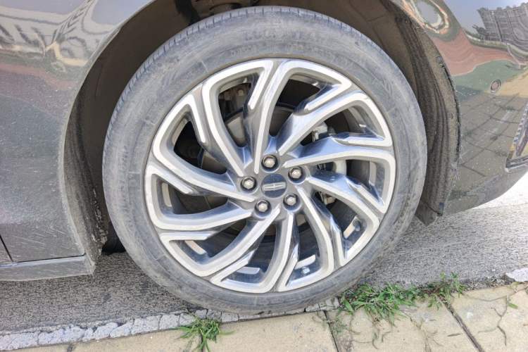 Used Lincoln Z 2022 iEnjoy Luxury Edition Right Front Wheel Hub