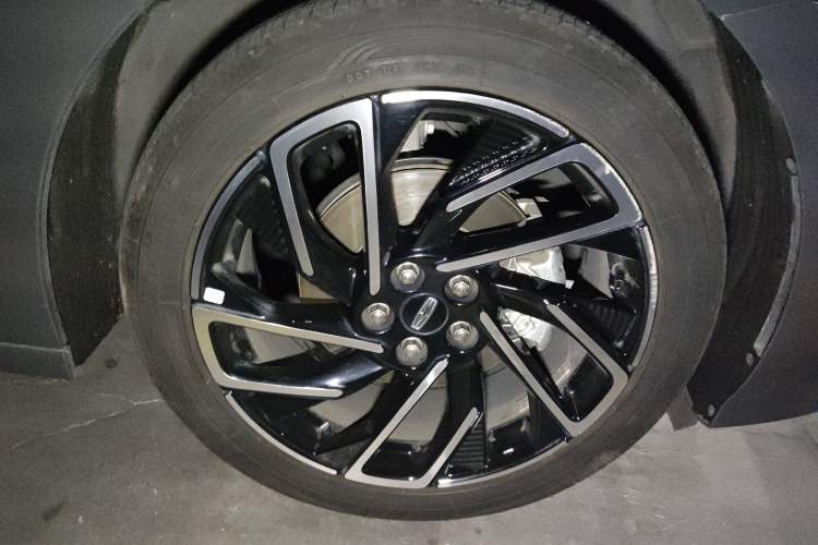Used Lincoln Z 2022 iCool Luxury Edition Right Front Wheel Hub