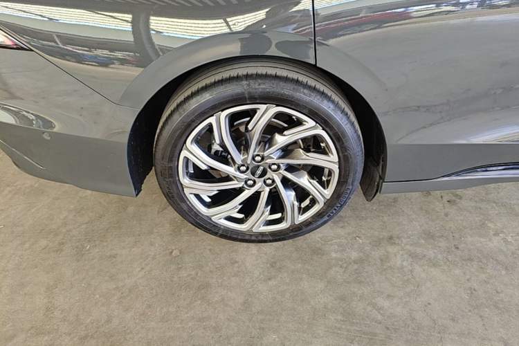 Used Lincoln Z 2022 iEnjoy Luxury Edition Right Rear Wheel Hub