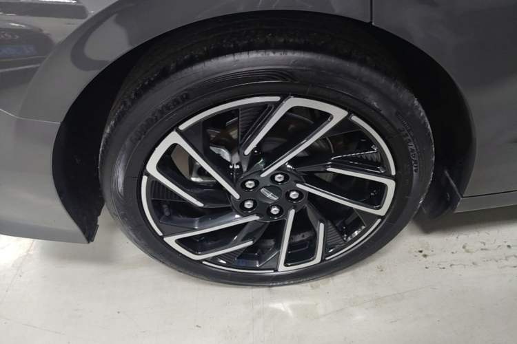 Used Lincoln Z 2022 Facelift iCool Luxury Edition Right Rear Wheel Hub