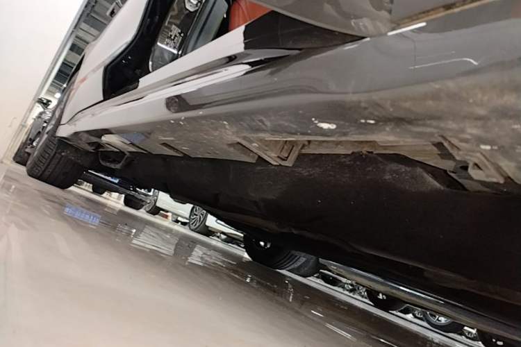 Used Lincoln Z 2022 iXiang Luxury Edition Right Side Sill