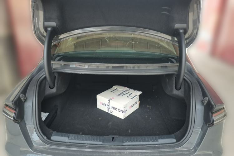 Used Lincoln Z 2022 iXiang Luxury Edition Trunk