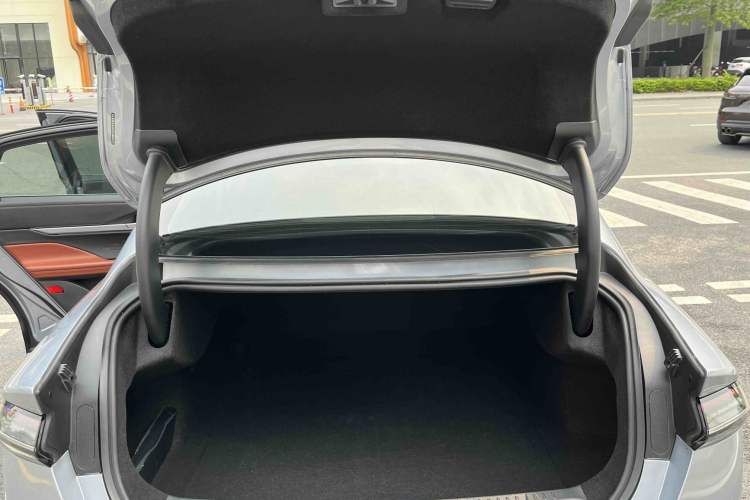 Used Lincoln Z 2022 iXiang Luxury Edition Trunk