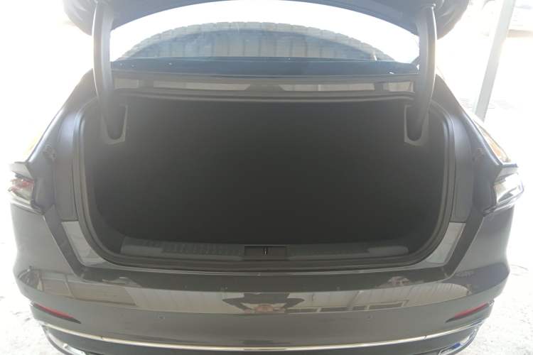 Used Lincoln Z 2022 iEnjoy Luxury Edition Trunk