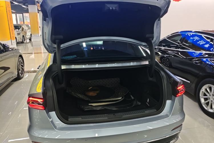 Used Lincoln Z 2022 iXiang Luxury Edition Trunk
