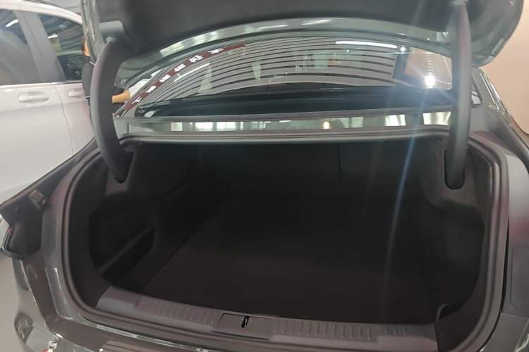 Used Lincoln Z 2022 iXiang Luxury Edition Trunk