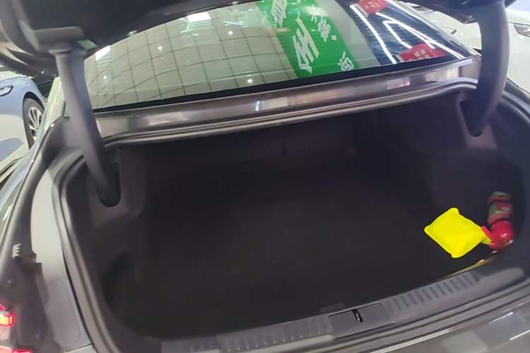 Used Lincoln Z 2022 iXiang Luxury Edition Trunk