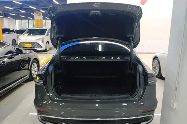 Used Lincoln Z 2022 iXiang Luxury Edition Trunk