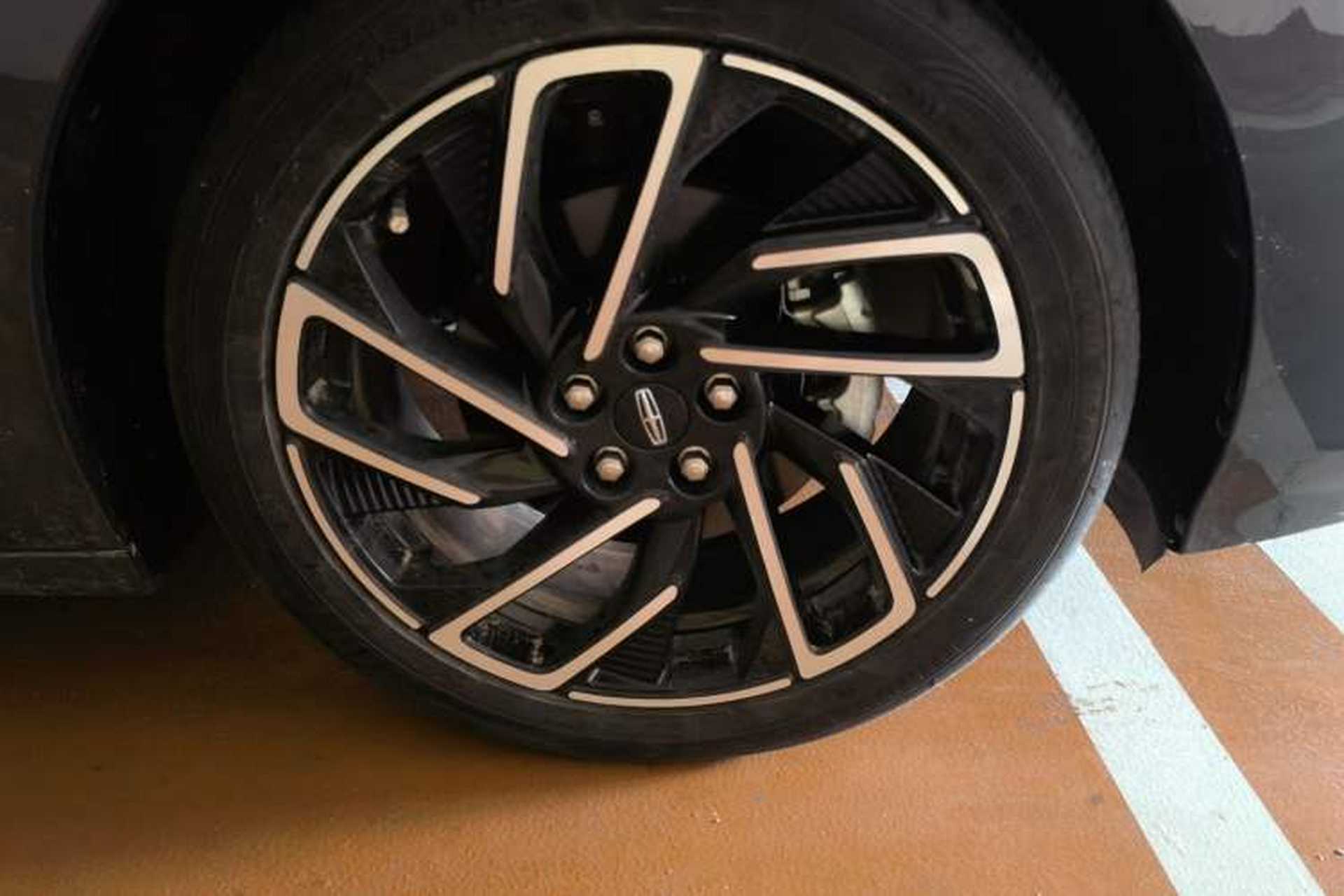 Used Lincoln Z 2022 iCool Luxury Edition Right Front Wheel Hub