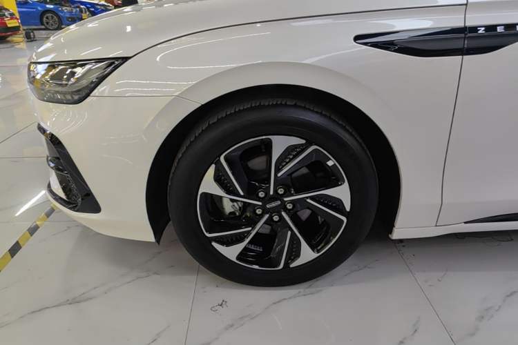 Used Lincoln Z 2022 Facelift iCool Deluxe Edition Exterior 4