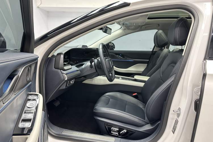 Used Lincoln Z 2022 iCool Luxury Edition Left Front Seat