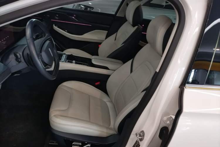 Used Lincoln Z 2022 iEnjoy Luxury Edition Left Front Seat