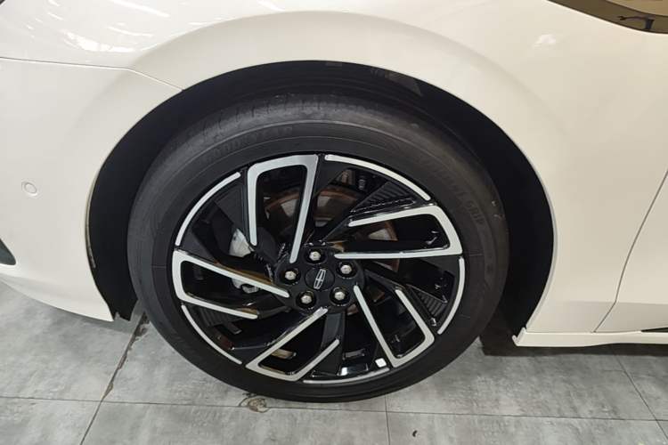 Used Lincoln Z 2022 iCool Luxury Edition Left Front Wheel Hub