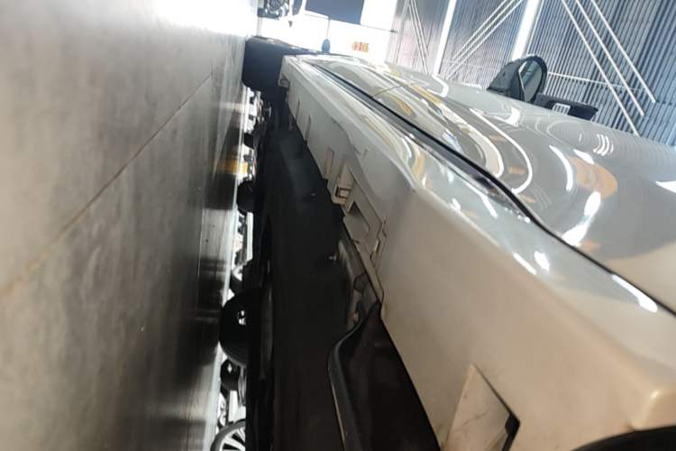 Used Lincoln Z 2022 iCool Luxury Edition Left Side Sill