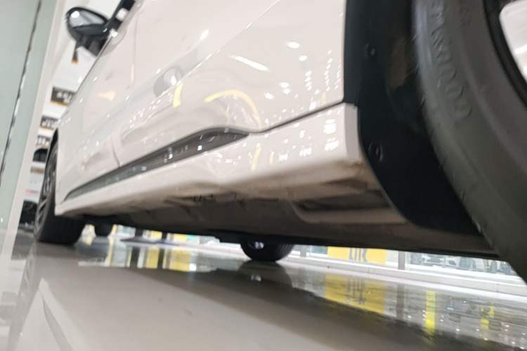 Used Lincoln Z 2022 iKoo Luxury Edition Left Side Sill