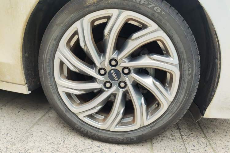 Used Lincoln Z 2022 iEnjoy Luxury Edition Right Front Wheel Hub