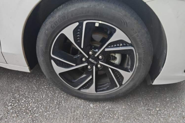 Used Lincoln Z 2022 Revised Version II iCool Luxury Edition Right Front Wheel Hub