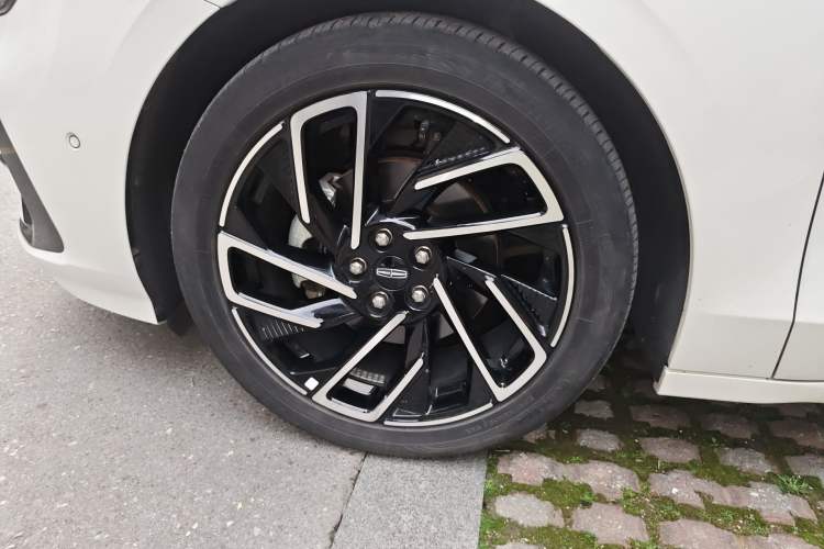 Used Lincoln Z 2022 iCool Luxury Edition Right Front Wheel Hub