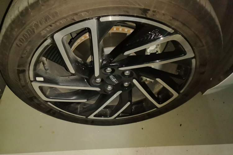 Used Lincoln Z 2022 iCool Luxury Edition Right Front Wheel Hub