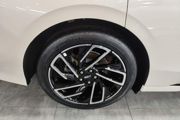 Used Lincoln Z 2022 iCool Luxury Edition Right Rear Wheel Hub