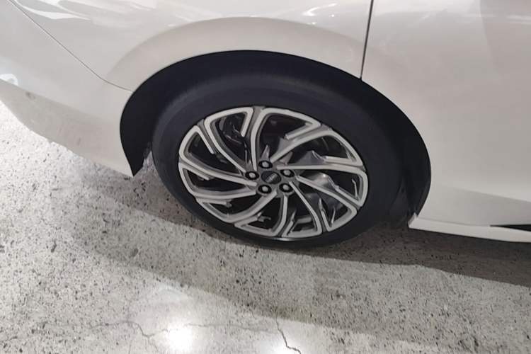 Used Lincoln Z 2022 iEnjoy Luxury Edition Right Rear Wheel Hub
