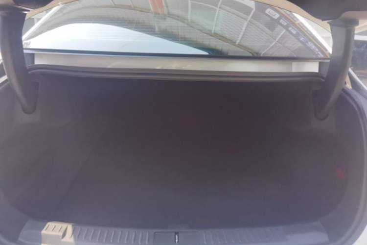 Used Lincoln Z 2022 iXiang Luxury Edition Trunk