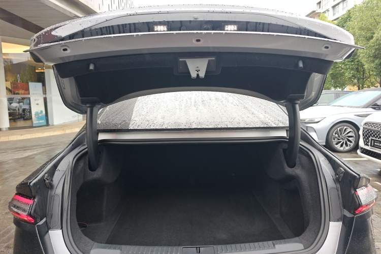 Used Lincoln Z 2024 2.0T Two-Wheel Drive Prestige Hybrid Version Trunk