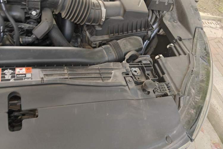Used Lincoln Z 2024 2.0T Prestige Edition Engine Bay Left