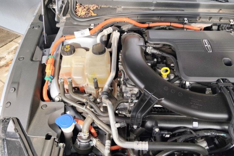 Used Lincoln Z 2024 2.0T Two-Wheel Drive Luxury Hybrid Version Engine Bay Right