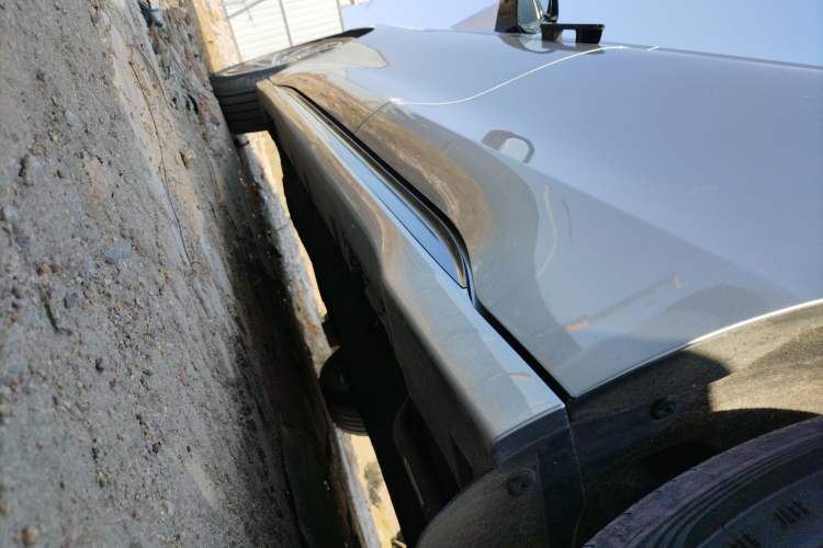 Used Lincoln Z 2024 2.0T Two-Wheel Drive Prestige Hybrid Version Left Side Sill