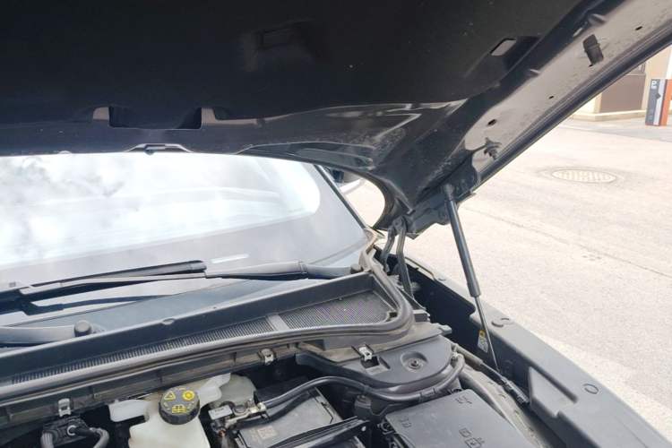 Used Lincoln Z 2024 2.0T Prestige Edition Engine Bay Left