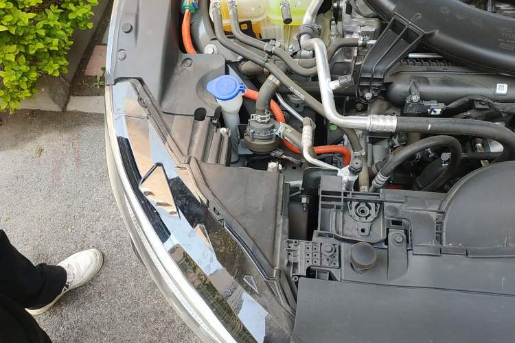 Used Lincoln Z 2024 2.0T Two-Wheel Drive Luxury Hybrid Version Engine Bay Right