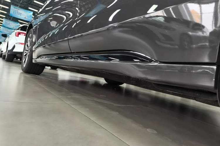 Used Lincoln Z 2024 2.0T Prestige Edition Left Side Sill