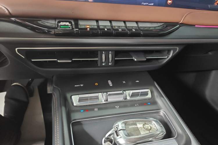 Used Lincoln Z 2024 2.0T Two-Wheel Drive Luxury Hybrid Version Audio And AC Panel