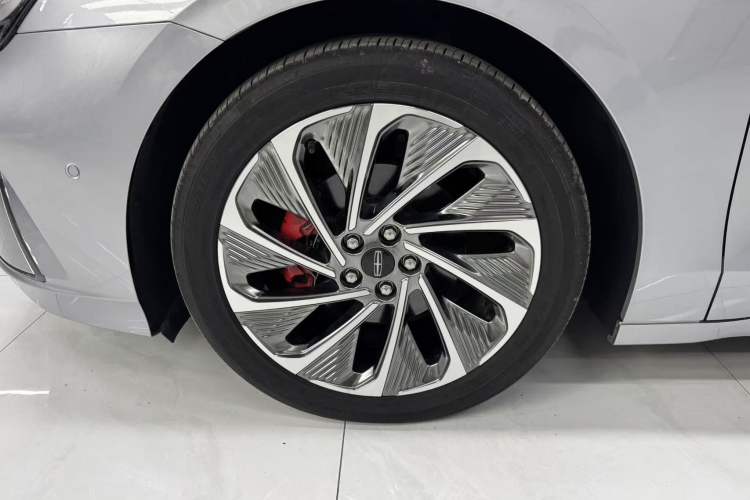 Used Lincoln Z 2024 2.0T Two-Wheel Drive Prestige Hybrid Version Left Front Wheel Hub