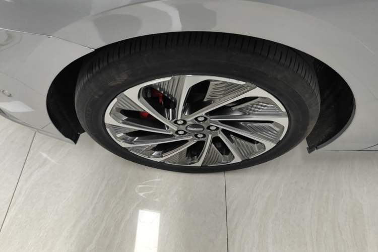 Used Lincoln Z 2024 2.0T Two-Wheel Drive Prestige Hybrid Version Left Front Wheel Hub
