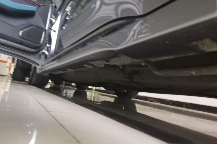 Used Lincoln Z 2024 2.0T Two-Wheel Drive Prestige Hybrid Version Left Side Sill