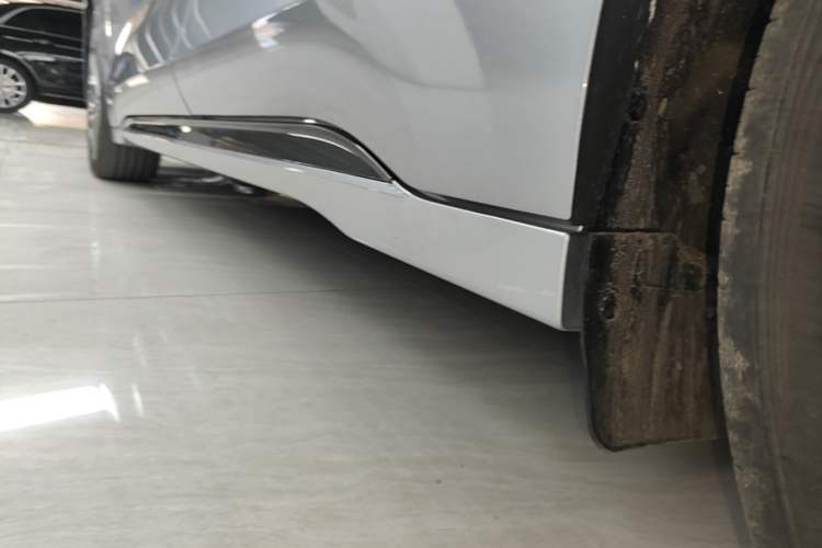Used Lincoln Z 2024 2.0T Two-Wheel Drive Prestige Hybrid Version Left Side Sill