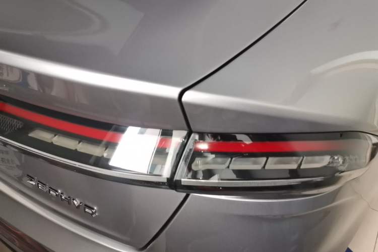 Used Lincoln Z 2024 2.0T Two-Wheel Drive Prestige Hybrid Version Right Rear Taillight