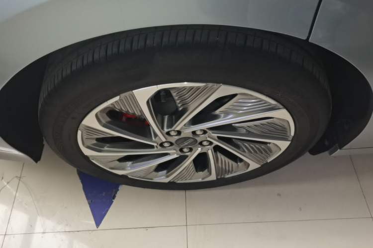 Used Lincoln Z 2024 2.0T Two-Wheel Drive Prestige Hybrid Version Right Rear Wheel Hub