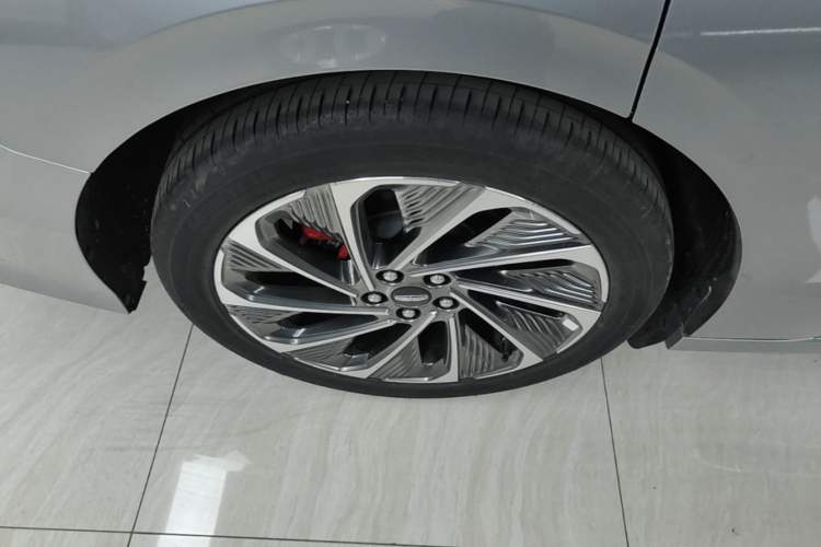 Used Lincoln Z 2024 2.0T Two-Wheel Drive Prestige Hybrid Version Right Rear Wheel Hub
