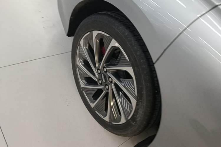 Used Lincoln Z 2024 2.0T Two-Wheel Drive Luxury Hybrid Version Right Rear Wheel Hub