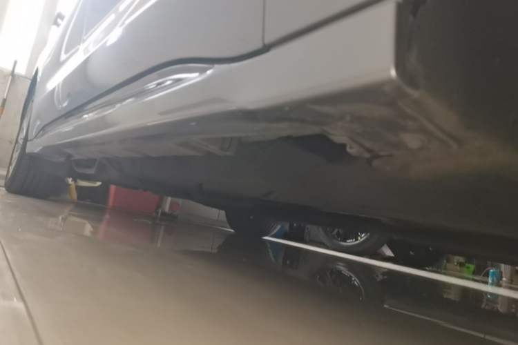 Used Lincoln Z 2024 2.0T Two-Wheel Drive Prestige Hybrid Version Right Side Sill