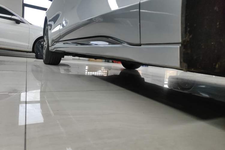 Used Lincoln Z 2024 2.0T Two-Wheel Drive Prestige Hybrid Version Right Side Sill