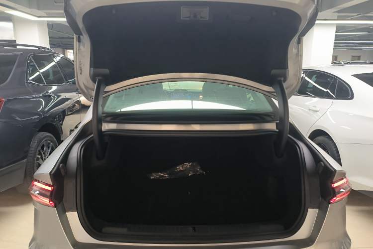 Used Lincoln Z 2024 2.0T Two-Wheel Drive Prestige Hybrid Version Trunk